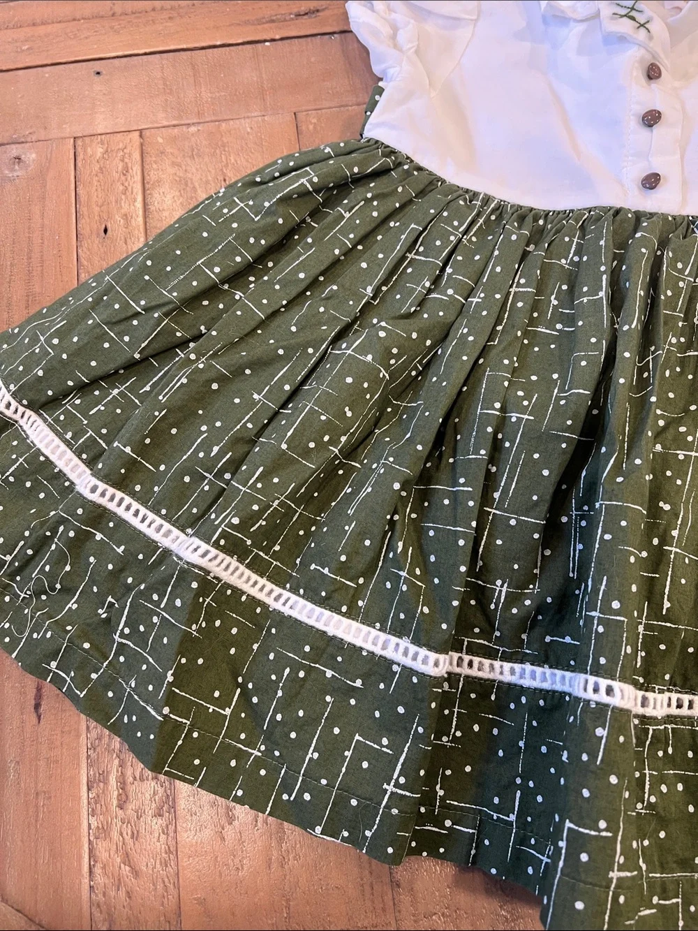 Well dressed wolf collared fit and flare twirl dress green white 2T